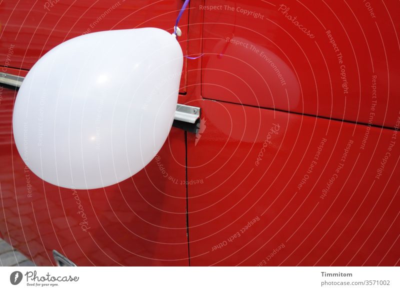 Hochzeitsfeier - weißer Ballon auf altem Feuerwehrauto Luftballon rot Feier Farbe Freude Feste & Feiern Fröhlichkeit