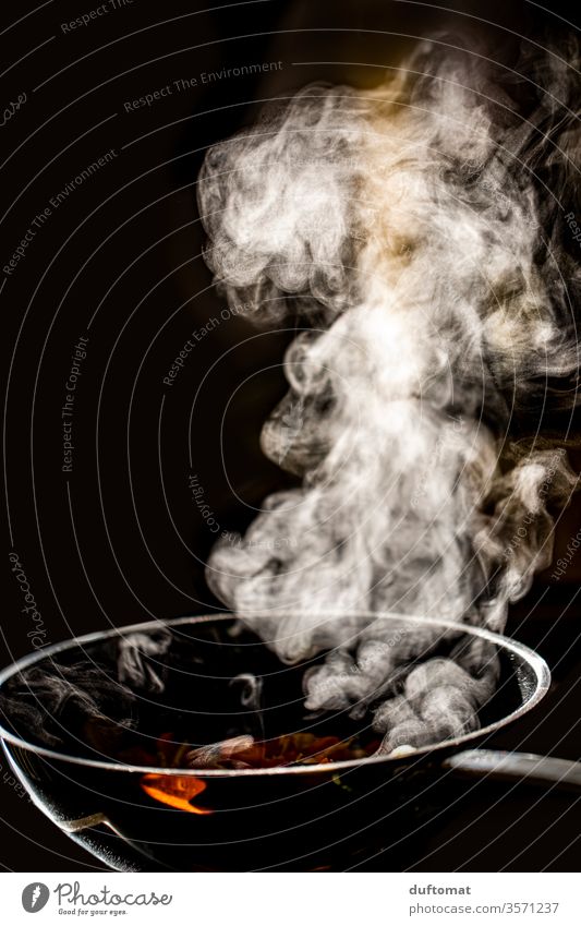 Heiße Wok Pfanne, Herd, Küche Kochen Lebensmittel Ernährung Gemüse Asiatische Küche Gesunde Ernährung Studioaufnahme Bioprodukte Hitze heiß köcheln Diät Rauch