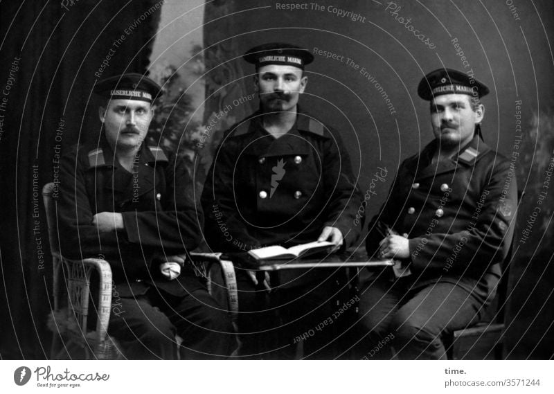 des Kaisers Schmarrn damals früher historisch kleidung portrait uniform sitzen marine buch drei 3 tisch gruppenfoto fotostudio fotoatelier