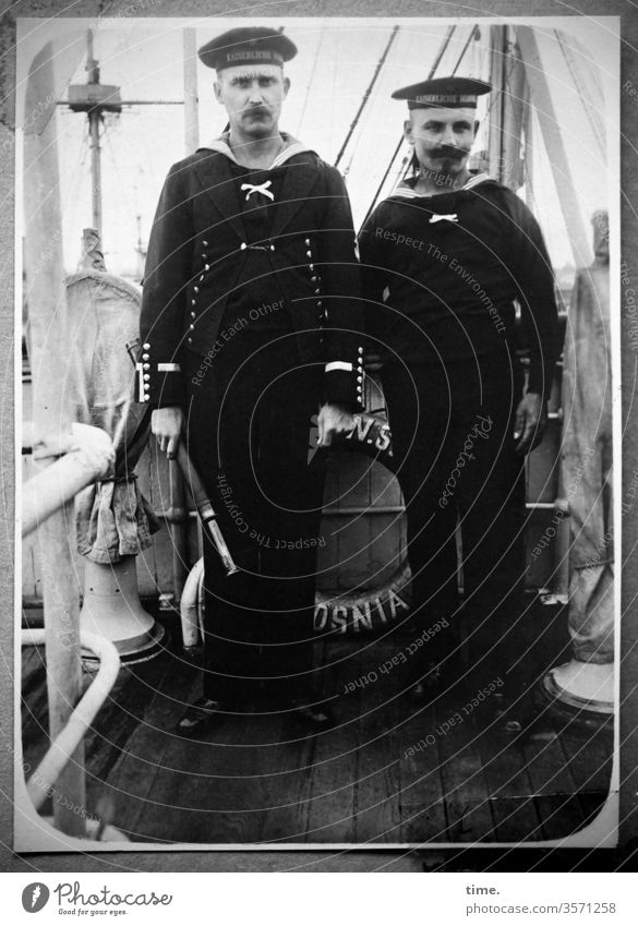 Bordpersonal marine uniform portrait kleidung historisch früher damals an Bord schiff an Deck fernrohr planken stehen 2 zwei kollegen bordpersonal