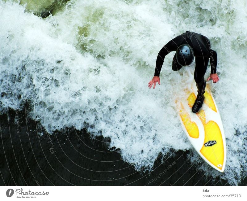 Mur-Surfer Wellen Surfbrett Neoprenanzug Helm Graz Sport Wasser Surfen