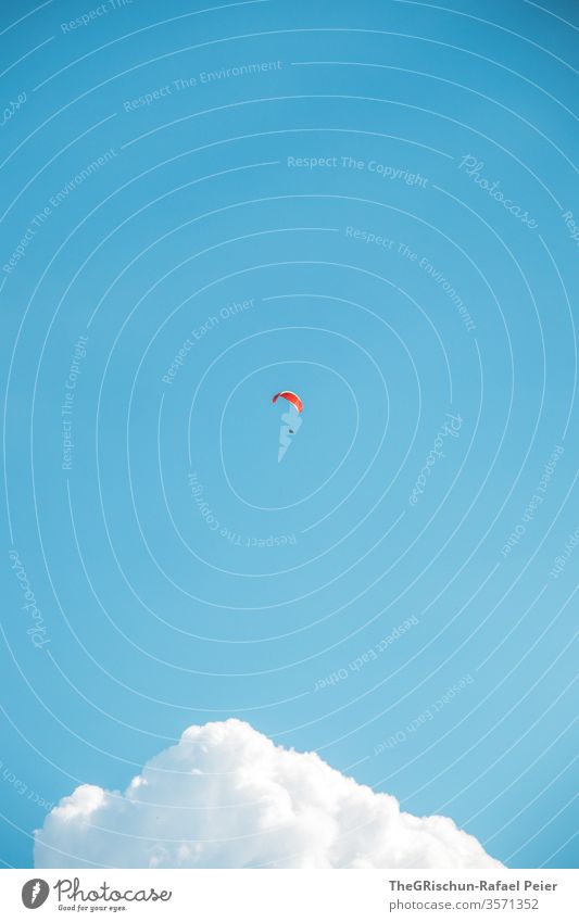 Falschirm über den Wolken paragliden Himmel blau Mensch Freiheit fliegen gleiten springen Luft frei Außenaufnahme hoch weiß Natur draußen oben