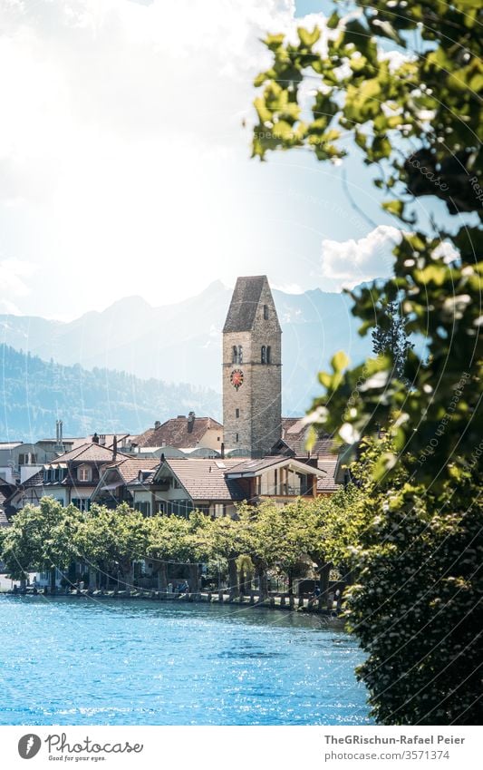 Blick auf Kirche in Interlaken (Schweiz) Tourismus Fluss Baum Außenaufnahme Farbfoto Menschenleer Tag Ferien & Urlaub & Reisen Ausflug Sommer Landschaft Berge