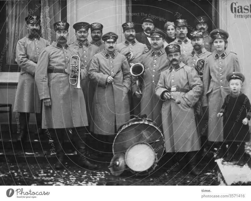Kapelle hau rein musik musikkapelle blasinstrument pauke haus gruppenfoto uniform spielmannszug bart orchester damals früher historisch bürgersteig draußen