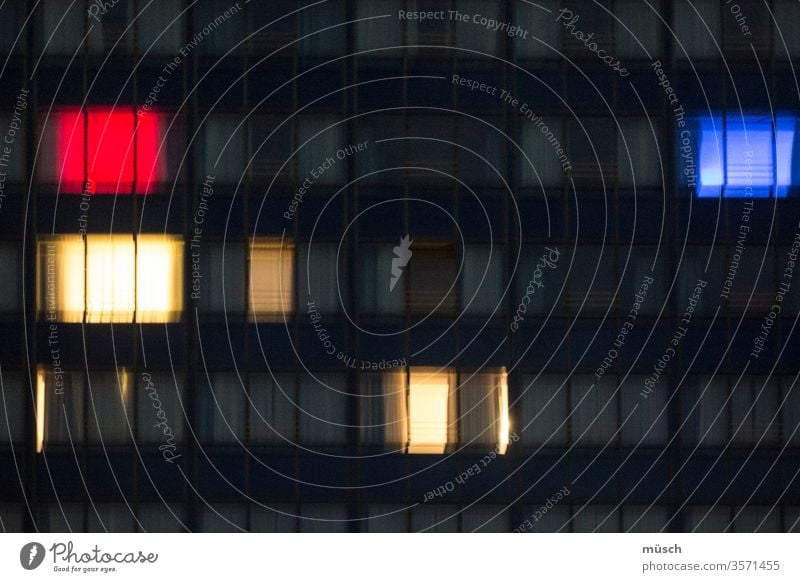 Lichter in der Nacht rot blau weiß schwarz Lampe Dunkelheit Haus Fenster Gardine Neugier Menschen Fassade Wohnung Unschärfe Fragen Geschichten unheimlich