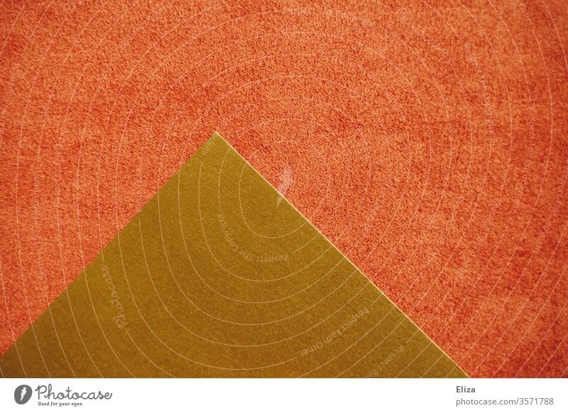 Goldene gemoetrische Form auf rosa roter Fläche Gemoetrisch abstrakt Formen eckig zweifarbig grafisch graphisch Strukturen & Formen Menschenleer