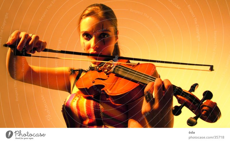 Geige #1 Frau Spielen Saite Schmuck Halskette geschminkt Schminke Körperhaltung Musik Bogen Blick