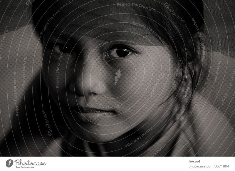kambodschanisches Mädchen unter Trümmern Porträt Lifestyle Menschen tulles schwarz auf weiß Schatten niedlich Verlockung ethnisch Schönheit minderjährig