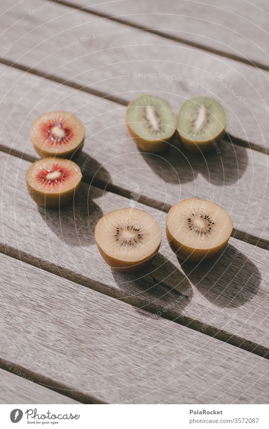#As# dreifarbige Kiwis auf  Tisch Gesunde Ernährung Nahaufnahme Vegetarische Ernährung Gesundheit Frucht Diät Bioprodukte Außenaufnahme Lebensmittel