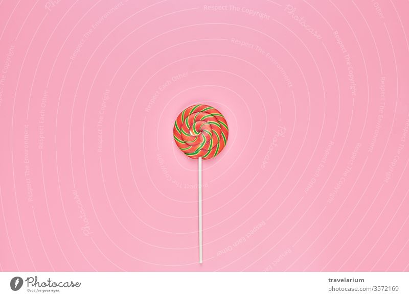 Süßer Lolli auf rosa Hintergrund Lollipop süß Bonbon Süßwaren Textfreiraum Kindheit farbenfroh Zucker süßeste Karamell Toffee Konzept Werkstatt verkaufen