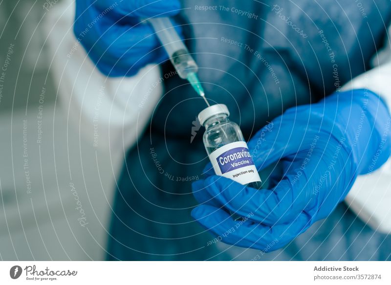 Krankenschwester füllt Spritze mit Impfstoffflüssigkeit Coronavirus COVID19 Krankenpfleger besetzen Ampulle Medizin Einspritzung verhindern Leckerbissen Frau