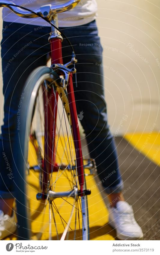 Unbekannter Mann auf einem Fahrrad Fixie Zyklus urban Rad feststehend Sport Transport Ausrüstung Lifestyle Wand Straße Hipster Mitfahrgelegenheit Pedal