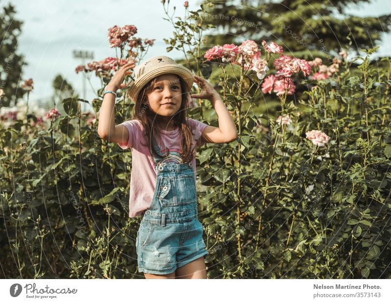 Kleines Mädchen mit einem süßen Hut, das im Sommer im Park spielt. kleines Mädchen Kind Glück Gras Kindheit Zusammensein Natur Kinder Freude Menschen Lächeln