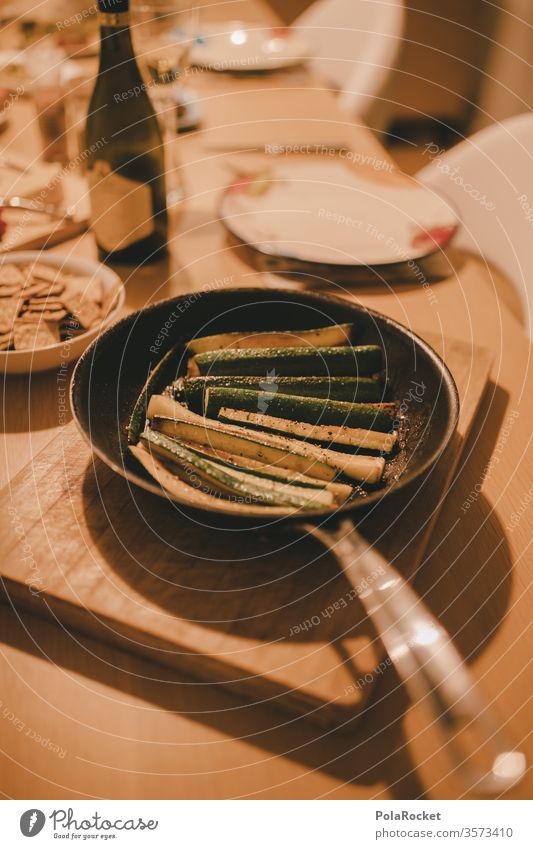 #A# Zum Essen bei Freunden Abendbrot abendbrot essen Zucchini Pfanne Tisch Teller Mahlzeit Gesunde Ernährung