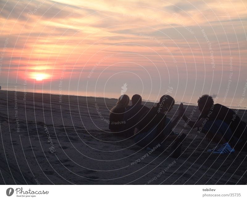 Romantik beim Sonnenaufgang Sonnenuntergang Meer Strand Menschengruppe Paar Treppe Morgen Sand