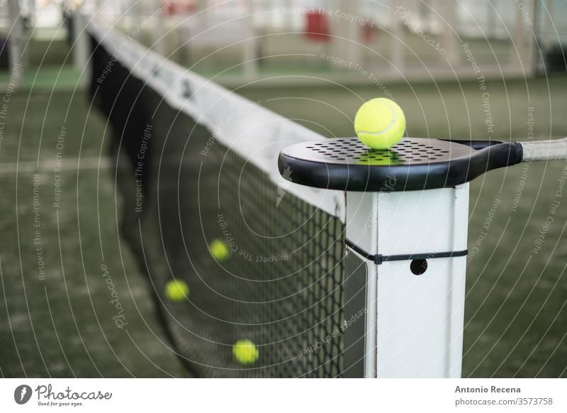 Paddle-Tennisschläger und Bälle auf dem Platz Stilleben Paddeltennis Padel Ball Remmidemmi abschließen Nahaufnahme Sport abschneiden weiß Objekte Erholung