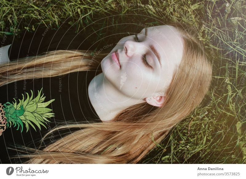 Hübsches Mädchen im Gras liegend Porträt Frau Gesicht Junge Frau schön Natur
