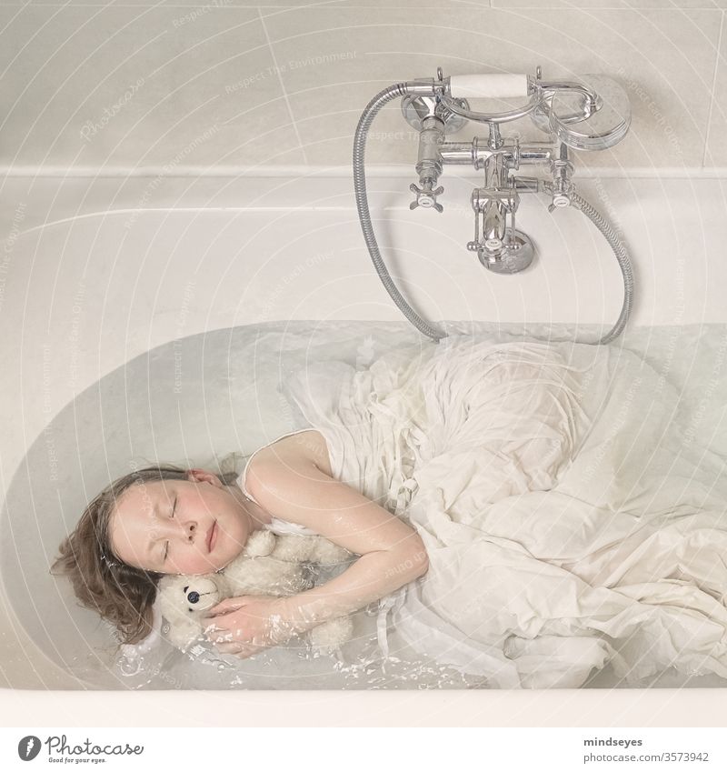 Schlafen in der Badewanne Badezimmer Kind Mädchen schlafend Teddybär nass Wasser träumen Innenaufnahme Armatur Dusche (Installation) baden hell weiß unschuldig