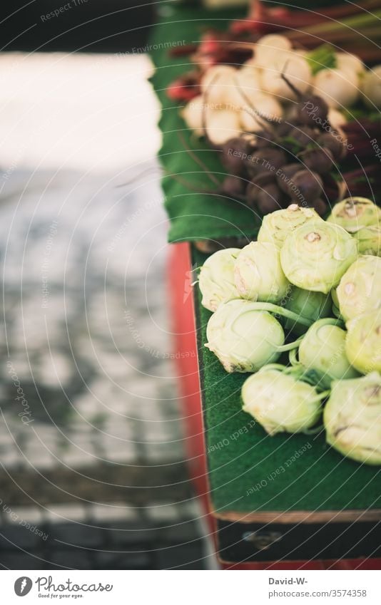 Wochenmarkt - Marktstand mit Gemüse Marktplatz nachhaltig gesund Bioprodukte Händler verbraucher Käufer Verkäufer kaufen verkaufen Lebensmittel frisch Landwirt