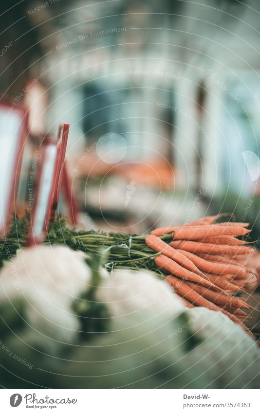 Wochenmarkt - regionales Gemüse Marktplatz Karotten Möhren Blumenkohl Marktstand nachhaltig gesund Bioprodukte Händler verbraucher Käufer Verkäufer kaufen