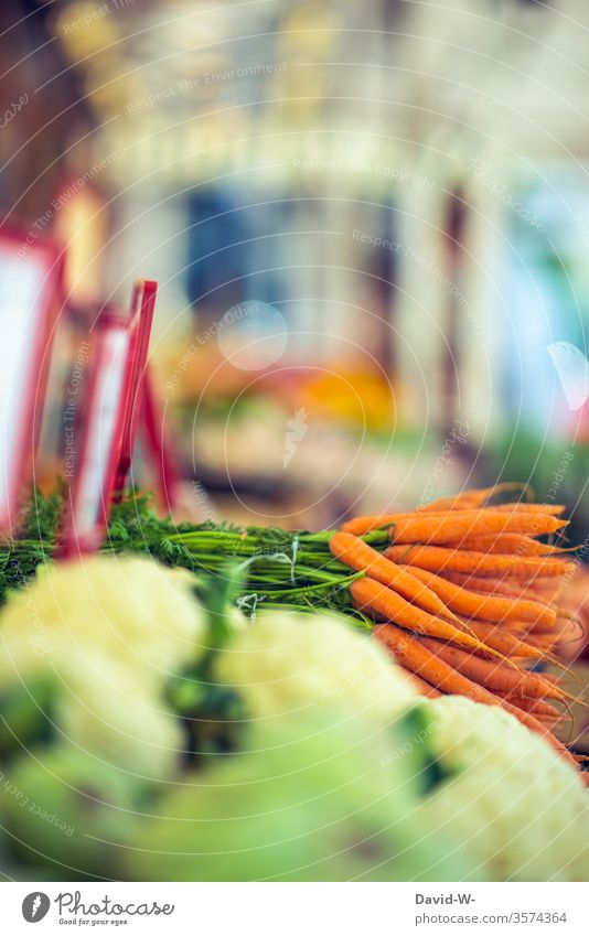Frisches Gemüse auf einem Wochenmarkt frisch Möhren Karotten Markt Markttag Stand Marktstand lecker Vegetarische Ernährung Gesunde Ernährung Bioprodukte