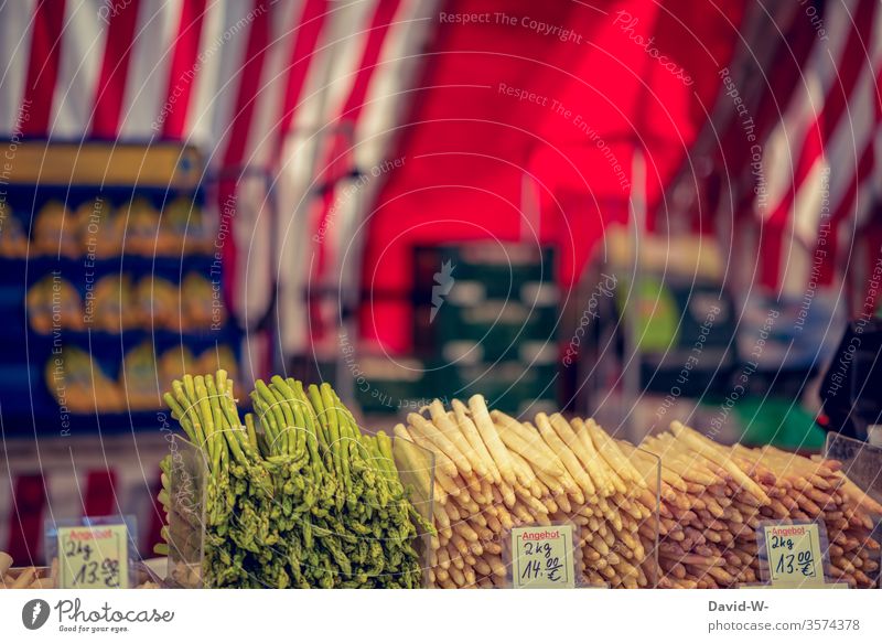 Wochenmarkt - grüner und weißer Spargel Marktplatz Gemüse grüner spargel Spargelzeit Marktstand nachhaltig gesund Bioprodukte Händler verbraucher Käufer