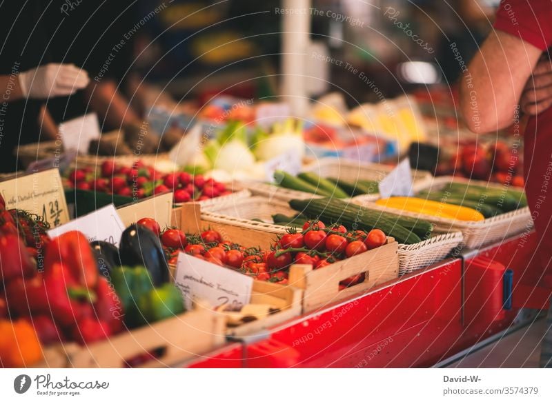Wochenmarkt - Händler und Käufer am Marktstand Marktplatz Gemüse Obst nachhaltig gesund Bioprodukte verbraucher Verkäufer kaufen verkaufen Lebensmittel frisch