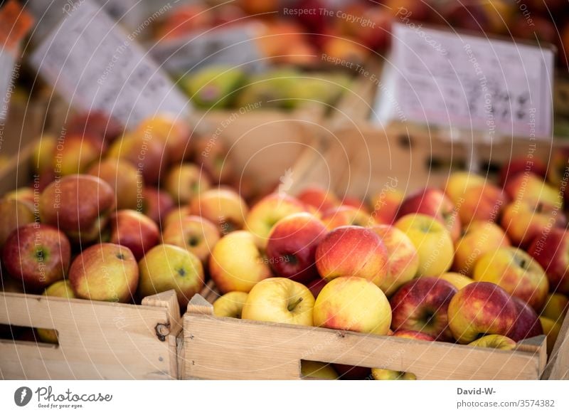 Wochenmarkt - Äpfel zu verkaufen Marktplatz Gemüse Obst Marktstand nachhaltig gesund Bioprodukte Händler verbraucher Käufer Verkäufer Lebensmittel frisch