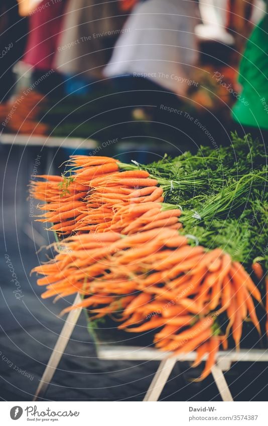 Wochenmarkt - Frische Möhren Marktplatz Gemüse Marktstand nachhaltig gesund Bioprodukte Händler verbraucher Käufer Verkäufer kaufen verkaufen Lebensmittel