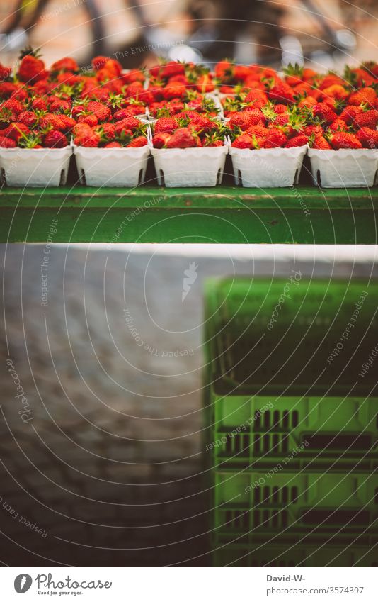 Wochenmarkt - frische Erdbeeren Marktplatz Gemüse Obst Marktstand nachhaltig gesund Bioprodukte Händler verbraucher Käufer Verkäufer kaufen verkaufen