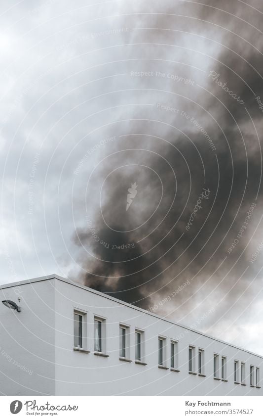 Rauch eines Brandes im Industriegebiet Haus Gebäude alt retro urban Stadtbild Fabrik Grunge dunkel Lagerhalle Feuer Großstadt industriell dramatisch Zerstörung