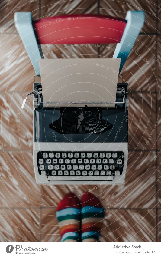 Schließen einer Schreibmaschine retro altehrwürdig altmodisch Antiquität Etage Papier kreativ Streifen Kniestrümpfe lächerlich Stil stehen Fähigkeit Hobby