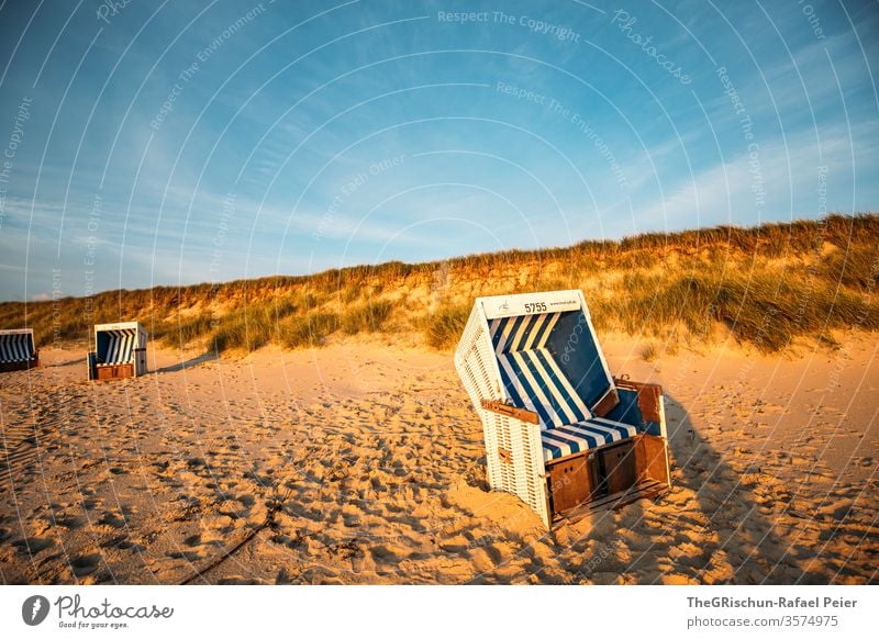 Strandkorb am Strand mit Düne im Hintergrund Sylt Urlaub Sand Ferien & Urlaub & Reisen Schönes Wetter Nordsee Sommer Meer Wasser Himmel blau Menschenleer