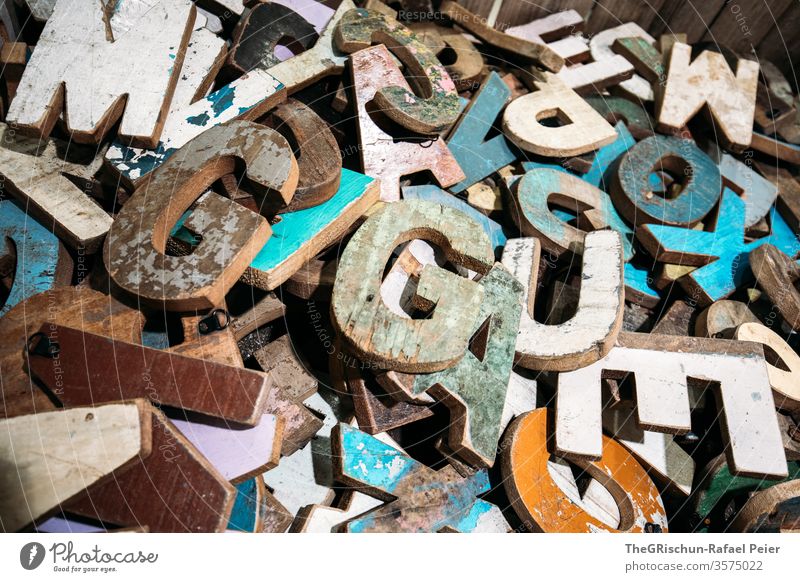Farbige Buchstaben aus Holz holzbuchstaben bunt buchstabe g Farbfoto Kreativität Detailaufnahme durcheinander wortlos Chaos