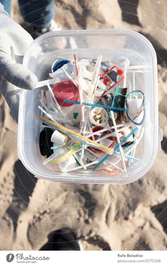 Von Freiwilligen bei einer Strandreinigung gesammelter Kunststoffhaufen Kunststoffverpackung Kunststoffmüll Verschmutzung Umweltverschmutzung Klima Klimawandel