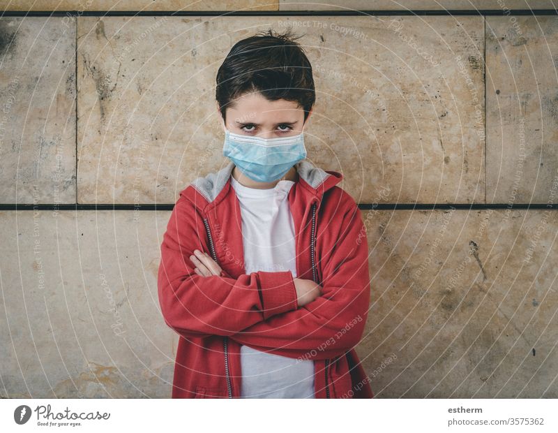 wütendes Kind mit medizinischer Maske Coronavirus Virus Seuche Pandemie nachdenklich Junge Quarantäne covid-19 Symptom Medizin Gesundheit Tod behüten Mundschutz
