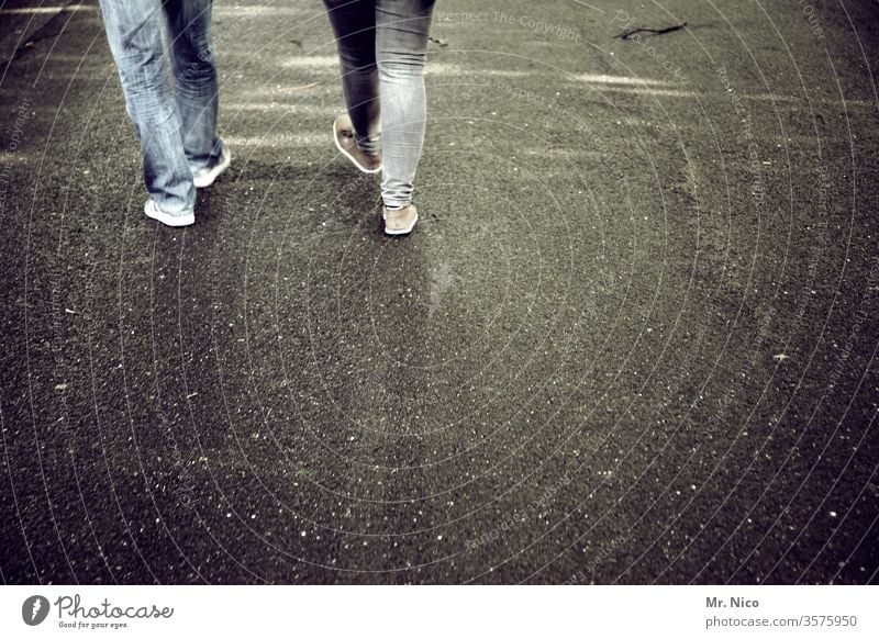 zu zweit zu fuß gehen Straße Wege & Pfade Schritte spazierengehen unterwegs grau Bewegung Mode Beine wandern geradeaus zielstrebig Ziel Asphalt Spaziergang