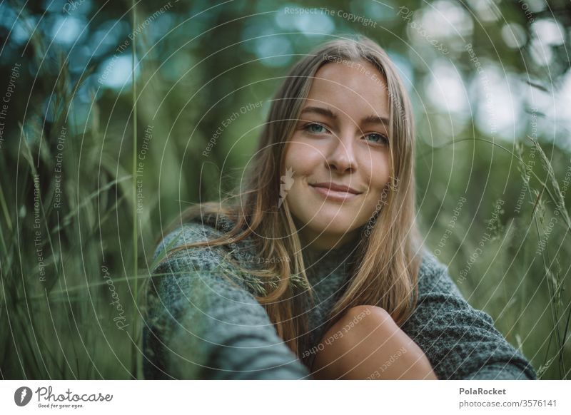 #A10# Sommertag XII Sonnenlicht Porträt ruhig Zufriedenheit feminin Mensch Erwachsene Farbfoto Außenaufnahme Jugendliche Junge Frau Lächeln Gras Wiese