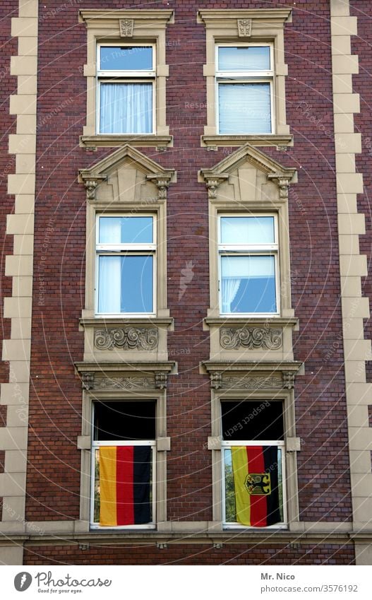 deutsche I Nachbarschaften Deutschland Stadt Haus Gebäude Fenster Fassade Hochhaus Flagge Deutschlandfahne Architektur nachbarschaft Wohnung gold rot schwarz
