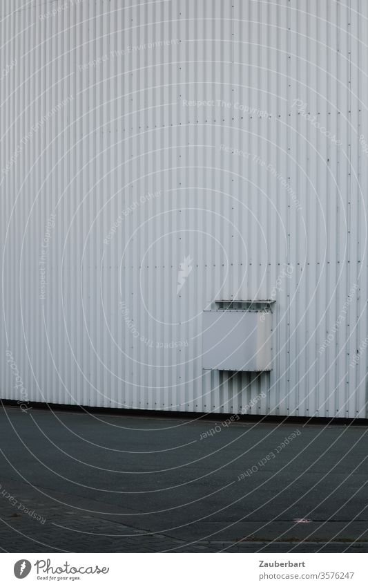 Fassadendetail eines Fernwärmespeichers des Fernheizwerks Neukölln Metall Streifen weiß grau trist Nieten Hintergrund reduziert Kurve Linie graphisch abstrakt