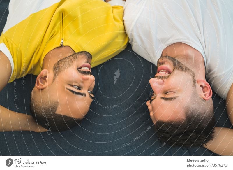 Homosexuelles Paar legt sich auf den Boden. schwul Stock Liebe Partnerschaft aussruhen Termin & Datum lieblich positiv sich[Akk] entspannen Freiheit Leben jung