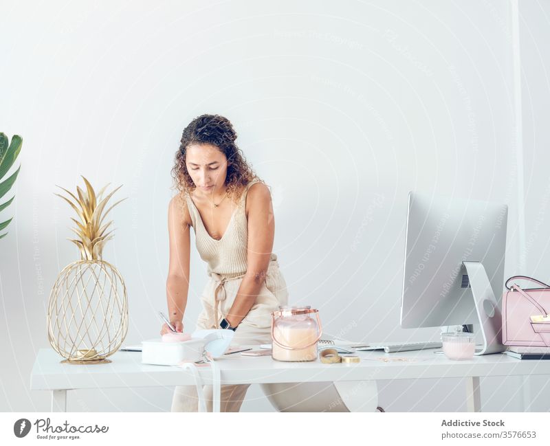 Geschäftsfrau macht Notizen im Amt Frau schreibend Notebook Büro Business Lächeln Arbeit Tisch Lehnen palma de mallorca Spanien Stil elegant Daten Design Dekor