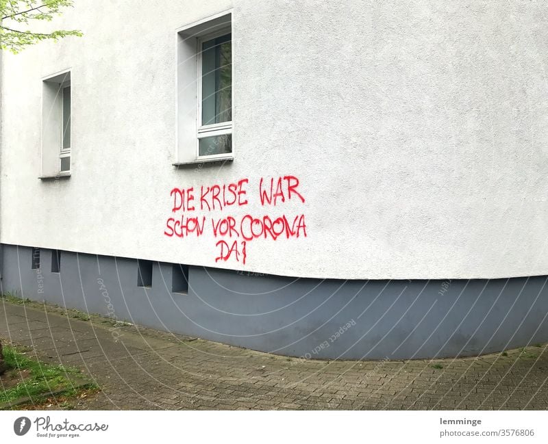 Krise schon vor Corona krise virus graffiti streetart fassade haus wand fenster rot signalrot urban Schmiererei Wand Außenaufnahme Menschenleer Tag