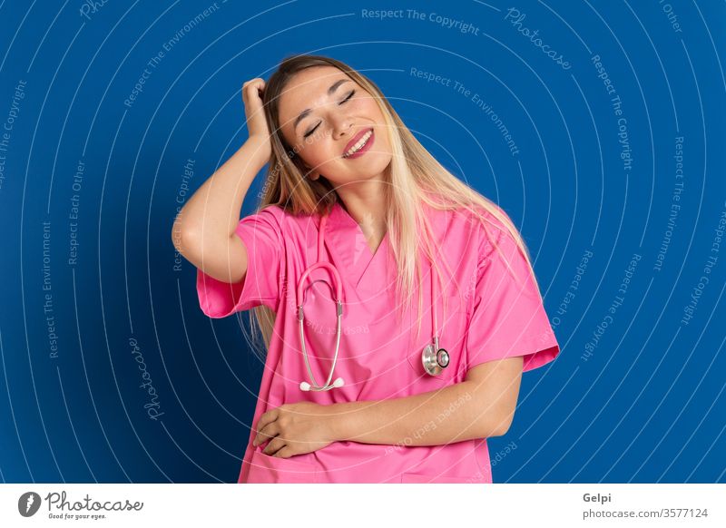 Blonde Ärztin mit rosa Uniform Arzt blau Gesundheit Lächeln Zweifel Vorstellungskraft Idee träumen Träumer Denken besinnlich überblicken Kaukasier medizinisch