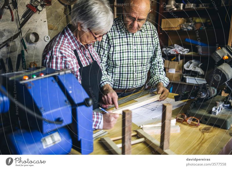 Seniorenpaar in einer Tischlerei Schreinerei Paar Zimmerer Werkstatt arbeiten Holz reif Business Kaukasier heimwärts Ruhestand Arbeiter Kunstgewerbler