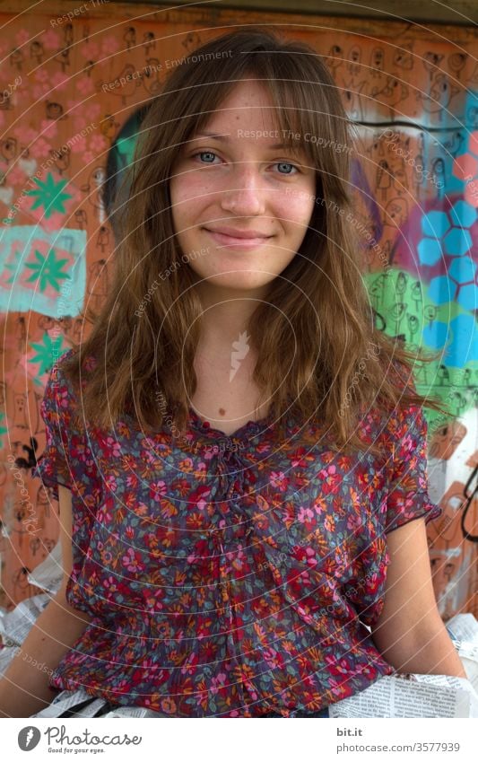 Bunt, wie das Leben Junge Frau Mädchen Jugendliche bunt Blumenmuster Blumenmädchen Graffiti Teenager Freude Pubertät Glück schön Lifestyle Freizeit & Hobby