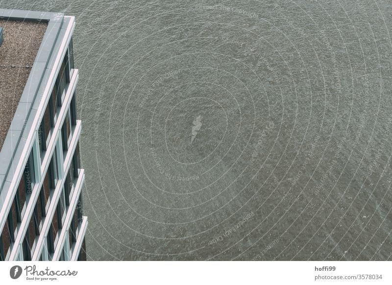 Blick von oben aufs Wasser der Weser mit Fassadeneck am Rand minimalistisch blick von oben grau in grau Tristesse trist Mauer Wand Architektur Gebäude