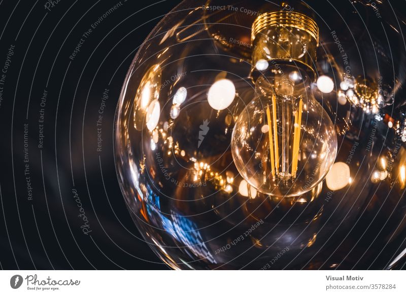Riesen-Glühbirne im Vintage-Stil, die mit ihren innen sichtbaren Retro-Filamenten beleuchtet wird Knolle Lampe glühen hängen durchsichtig Licht Zimmerdecke Glas