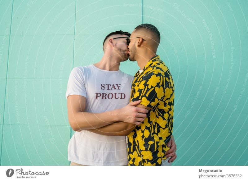 Schwules Paar, das sich auf der Straße umarmt und küsst. schwul Liebe Partnerschaft aussruhen Termin & Datum lieblich positiv Großstadt Freiheit Leben jung