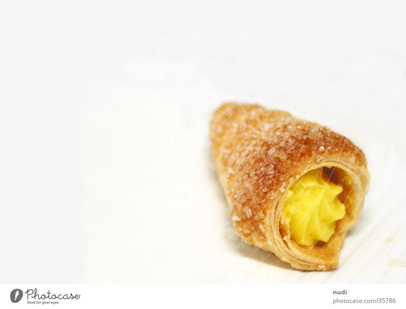 süss & klein Blätterteig süß fein lecker nah weiß Dessert gelb Ernährung Vanille Detailaufnahme Cornet von vorne Lebensmittel